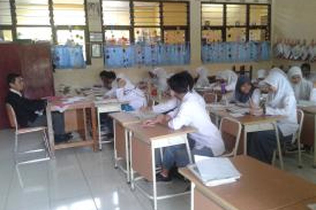 Para siswa SMA Negeri 55 menjalani kegiatan belajar mengajar di SD 05 Pengadegan, Jumat, (6/3/2015).