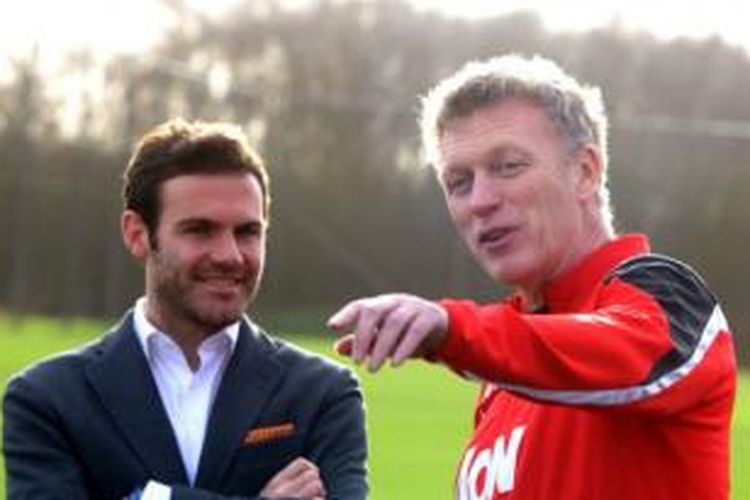 Juan Mata bersama pelatih Manchester United, David Moyes