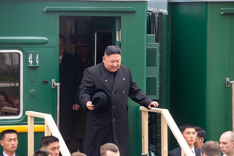 Dalam gambar yang dirilis dinas pers Pemerintah Primorsky Krai, Pemimpin Korea Utara Kim Jong Un tiba di kota perbatasan Khasan, Rusia, pada Rabu (24/4/2019). Kim bakal menggelar pertemuan perdana dengan Presiden Rusia Vladimir Putin.