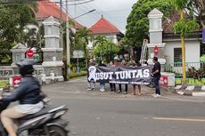 Jokowi Datangi Stadion Kanjuruhan, Sejumlah Orang Bentangkan Spanduk 'Usut Tuntas'