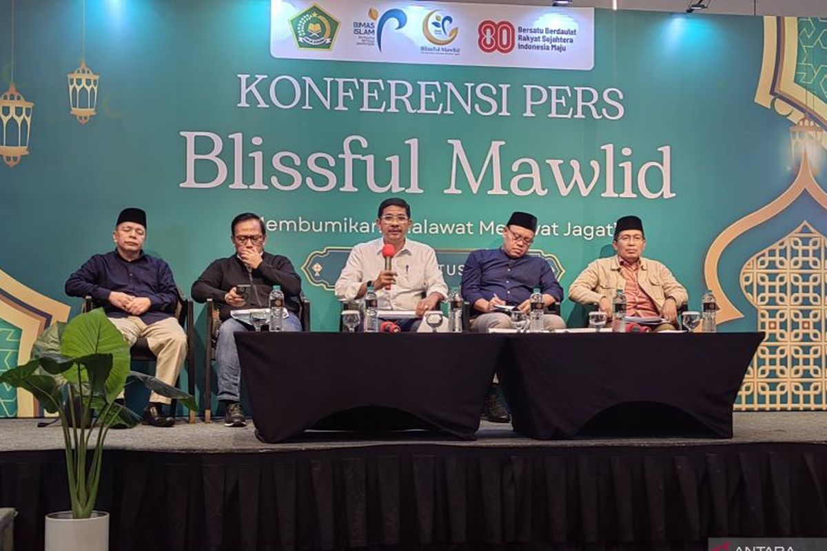 Direktur Jenderal Bimbingan Masyarakat Islam Kemenag Abu Rokhmad (tengah) saat memimpin konferensi pers penyelenggaraan Blissful Mawlid 1447 Hijriah di Jakarta, Jumat (22/8/2025).