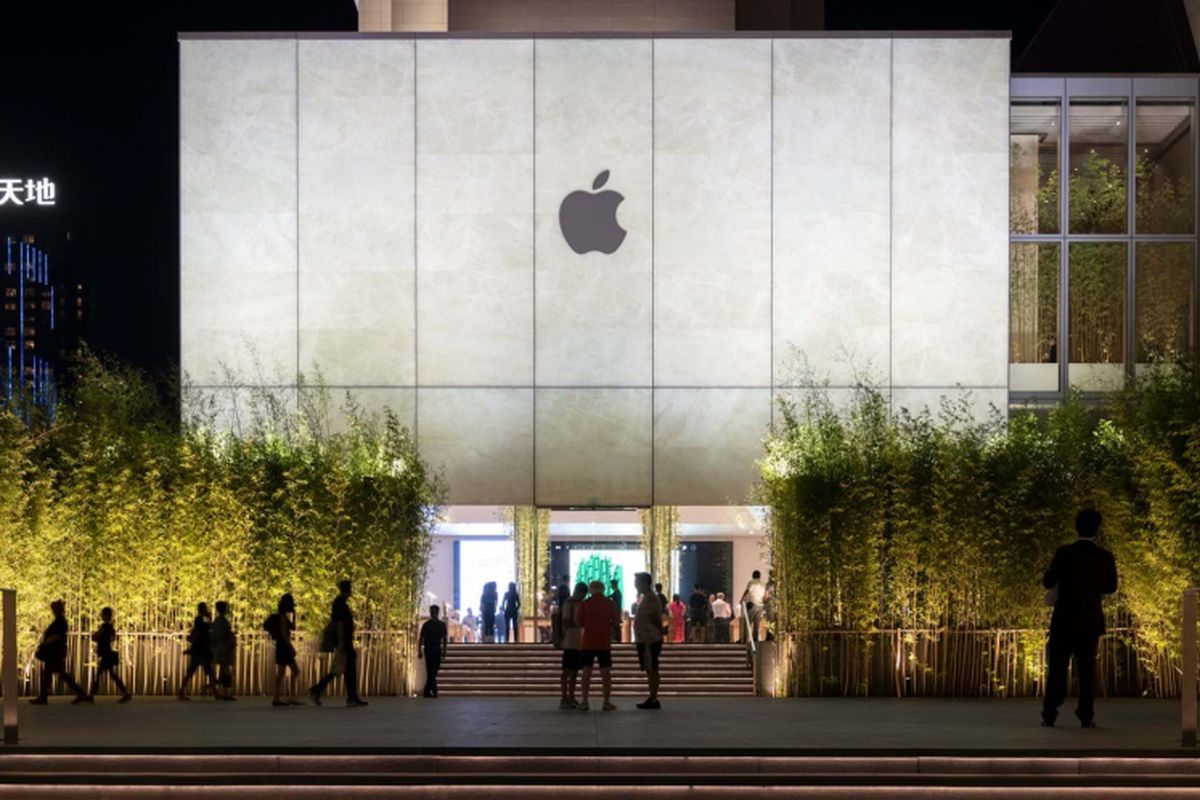 Apple Cotai Store Macau sudah dibuka pada 29 Juni lalu. Bangunan ini merupakan paduan unik material batu, kaca, dan juga bambu. Pada bagian eksterior bangunan dihiasi rumpun bambu.