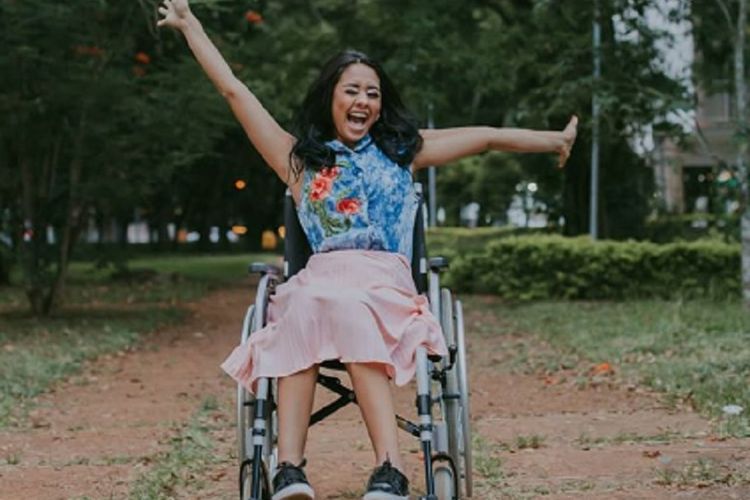 Layane Dias (21), perempuan asal Brasil, kini harus bergantung pada kursi roda untuk kegiatan sehari-hari usai menindik hidungnya. (Instagram/layaanedias)