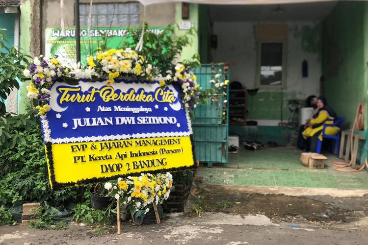 Suasana haru menyelimuti rumah duka Julian Dwi Setiyono, masinis KA 350 Commuter Line Bandung Raya yang tewas saat tragedi tabrakan maut kereta api di Bukit Permata E-8 Nomor 3, RT 2/RW 22, Kelurahan Cilame, Kecamatan Ngamprah, Kabupaten Bandung Barat (KBB), Jawa Barat, Jumat (5/1/2024).