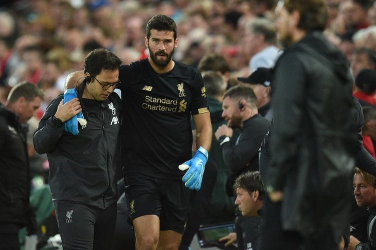 Alisson Becker mengalami cedera pada pertandingan Liverpool vs Norwich City di Stadion Anfield dalam pekan pertama Liga Inggris 2019-2020, 9 Agustus 2019. 