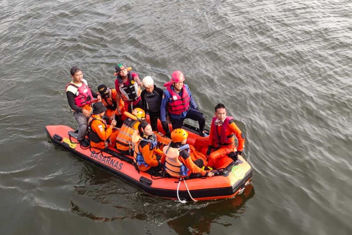 Seorang kakek, Simon Sayuti (80) ditemukan tewas tenggelam di Pantai Pan'nyua, Kecamatan Ujung Pandang, Kota Makassar setelah dilakukan pencarian selama 5 jam, Senin (7/2/2022).