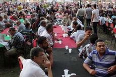 Umat Muslim dan Kristen Mesir Berbuka Bersama di Lapangan Tahrir