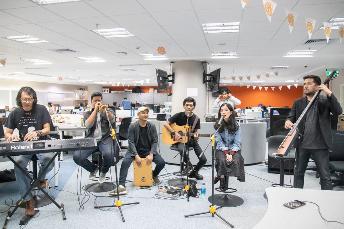 Payung Teduh tampil membawakan singel Sebuah Lagu di Redaksi Kompas.com, Menara Kompas, Jakarta Pusat, Kamis (15/11/2018).