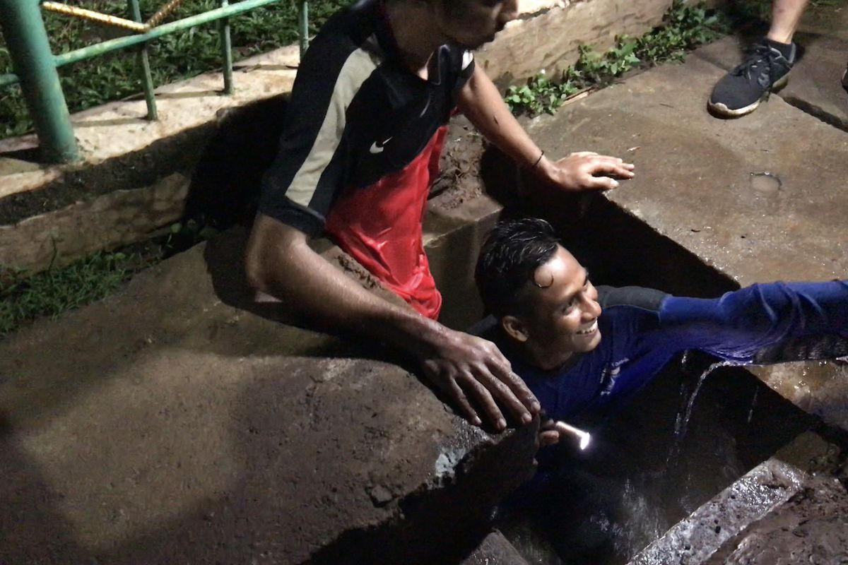 Petugas pencarian gabungan dari berbagai unsur menyisir beberapa titik saluran penghubung air (PHB) Komplek Polri Pondok Karya, Mampang Prapatan, Jakarta untuk mencari seorang bocah bernama Rizki Febriansyah yang hanyut di saluran air pada Minggu (1/11/2020) sekitar pukul 15.30 WIB. 