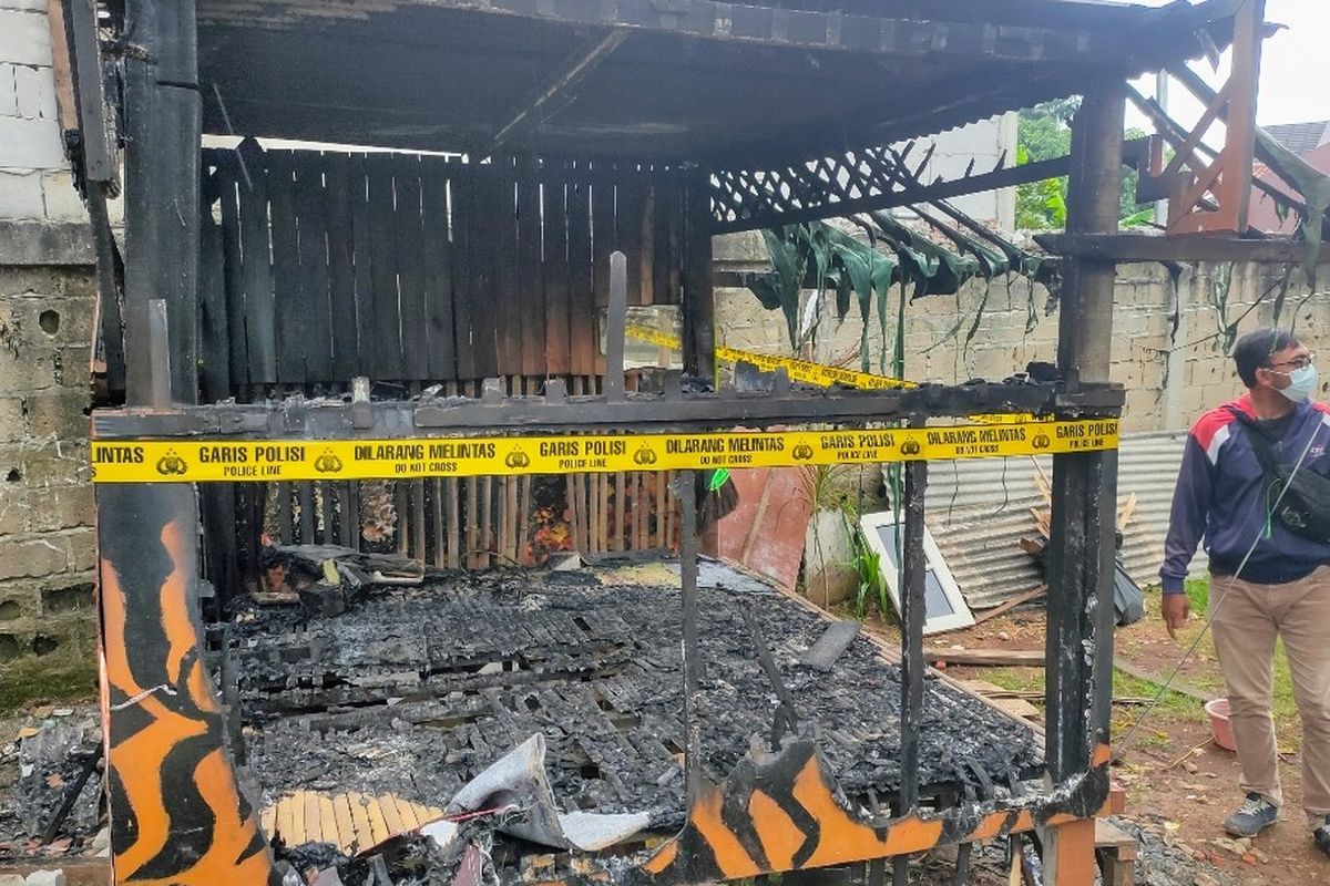 Kondisi posko salah satu organisasi masyarakat (Ormas) yang hangus terbakar di Jalan Setiabudi, Pondok Aren, Tangerang Selatan.