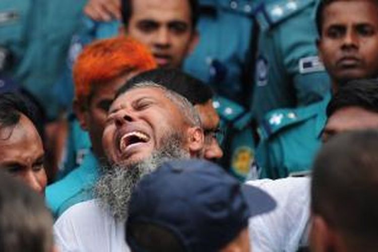 Seorang mantan anggota pasukan penjaga perbatasan Banglades, bereaksi histeris setelah mendengar vonis hukuman mati yang dijatuhkan pengadilan kepada mereka. Sebanyak 152 prajurit kesatuan itu dijatuhi hukuman mati karena dianggap terlibat dalam pemberontakan yang menewaskan 57 orang perwira angkatan darat Banglades.