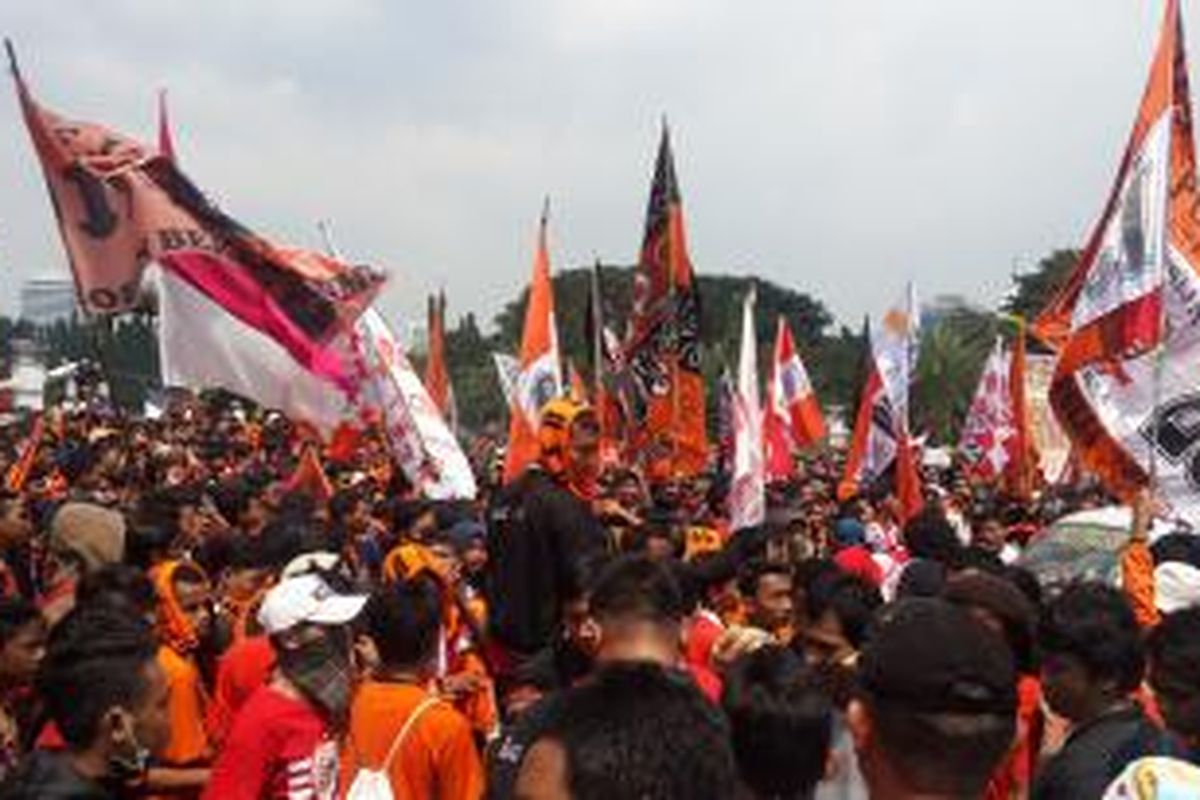 The Jak Mania, Pendukung Persija Jakarta, berdemo di depan Istana Negara, Jakarta Pusat, Selasa (5/5/2015).
