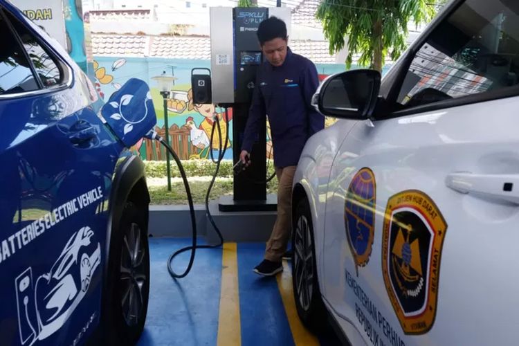 A?lih-alih untuk mobil dinas listrik, Wali kota Solo Gibran Rakabuming mengalokasikan anggaran APBD untuk fasilitas umum.