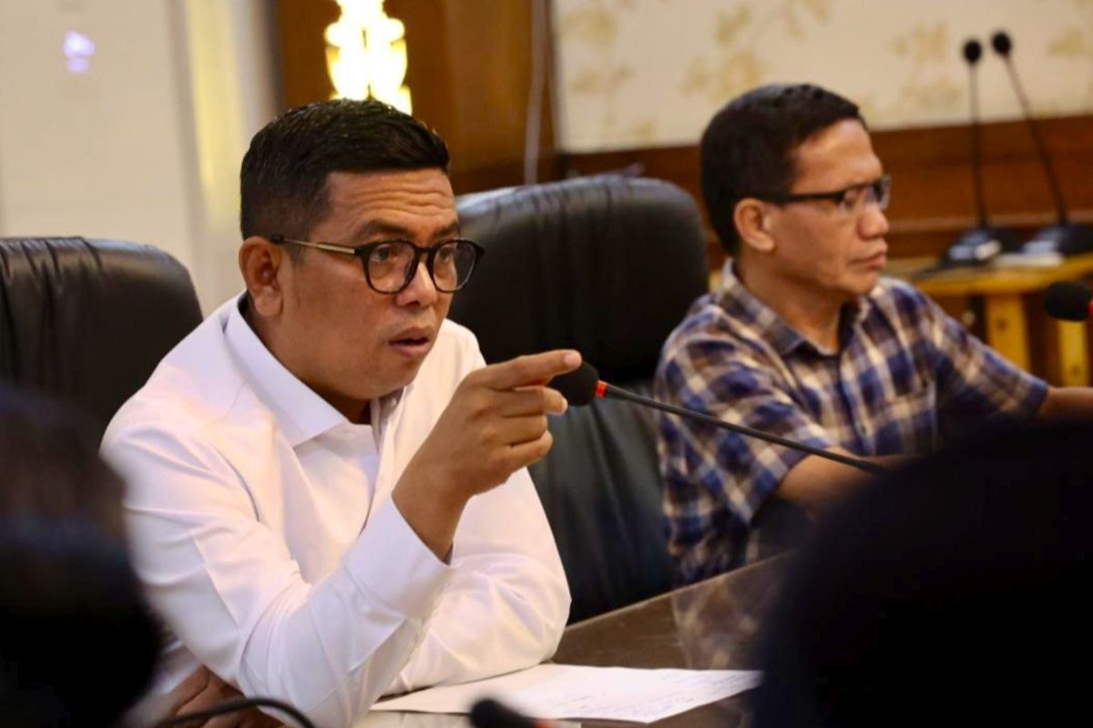 Gubernur Banten Andra Soni melarang pegawainya menerima parsel dan menggunakan mobil dinas untuk mudik. Larangan itu dituangkan dalam surat edaran Nomor 10 tahun 2025 yang ditandatangani Andra Soni tanggal 19 Maret 2025.