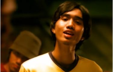 Duta Sheila on 7 dalam video klip Sebuah Kisah Klasik yang dirilis tahun 2000.