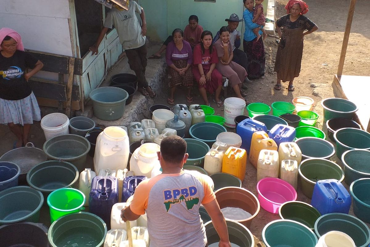 Para warga di Dusun Sokaan, Desa Gunung Putri, Kecamatan Suboh, Kabupaten Situbondo, Provinsi Jawa Timur mengantri air bersih pada Rabu (2/8/2023) sore. 