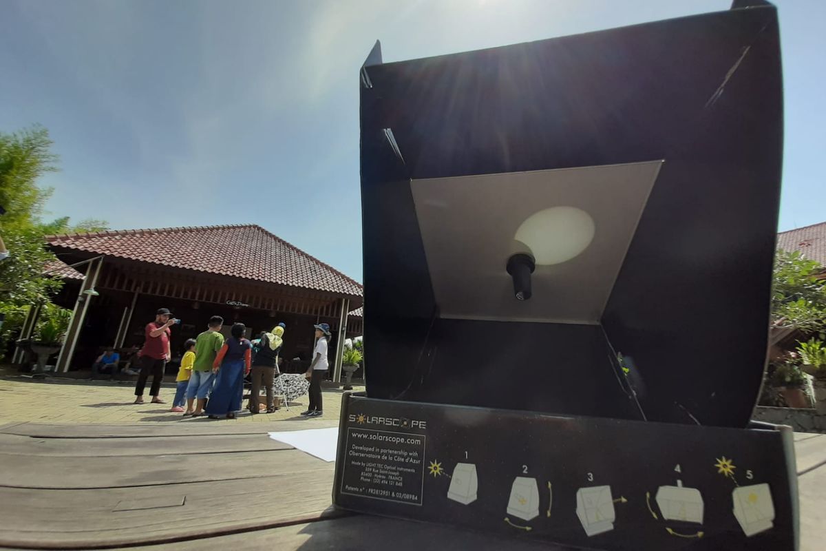 Solarscope untuk memantau Gerhana Matahari Cincin di Singkawang, Kalimantan Barat.