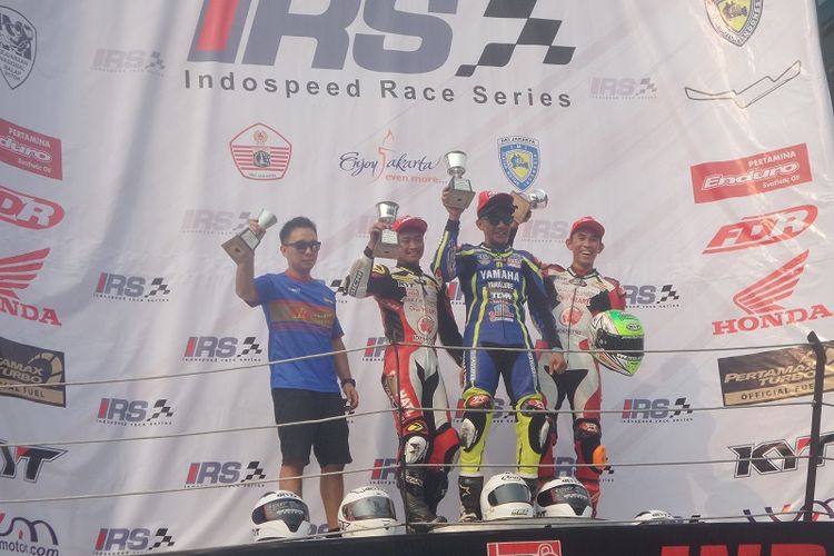 Pebalap Yamaha TJM Racetech, Rey Ratukore (kedua dari kanan), menjuarai balapan kedua kelas Sport 250cc seri kedua Indospeed Race Series (IRS) 2017 di Sirkuit Sentul, Kabupaten Bogor, Minggu (21/5/2017).