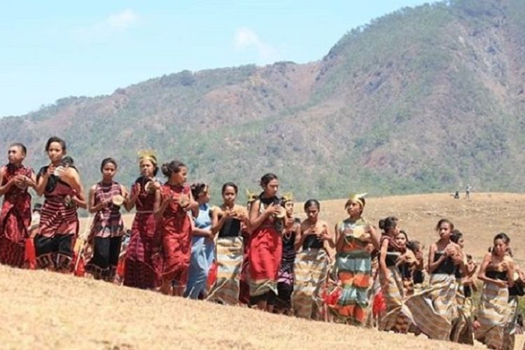Para penari wanita sedang memainkan kendang kecil yang menjadi bagian dari pertunjukan Tari Likurai 