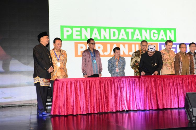 Alfaland dan Omega Hotel Management, menandatangani Nota Kesepahaman dengan Kementrian Pariwisata terkait co-branding, saat Rakornas Pariwisata III di Jakarta, Selasa (26/9/2017).