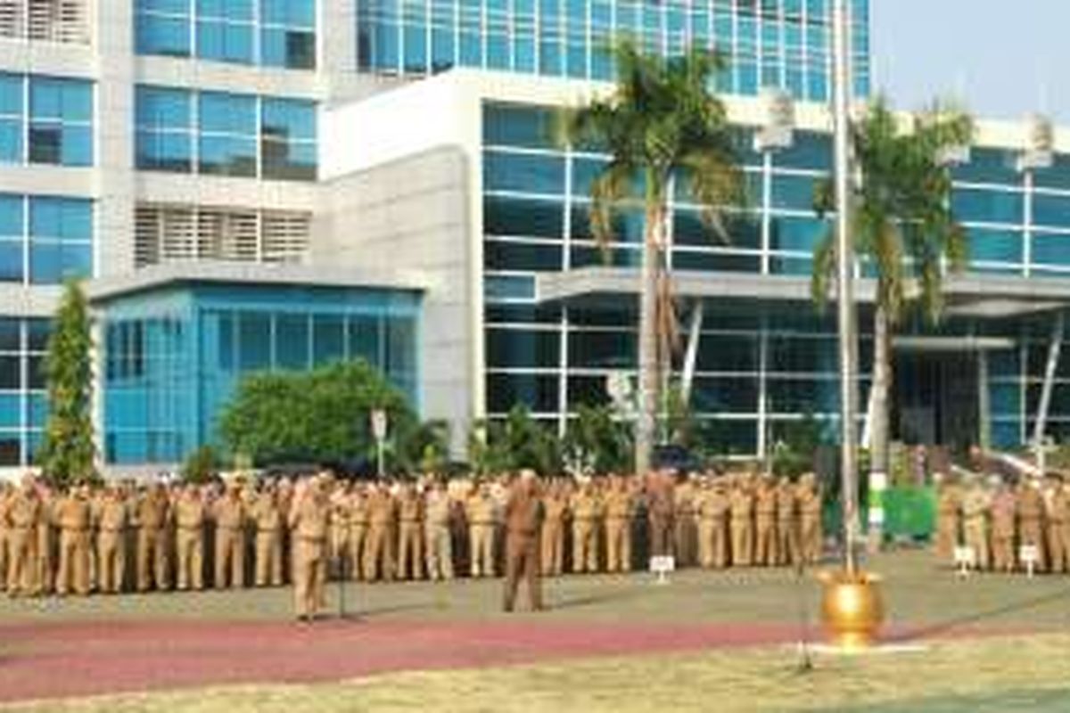 Apel pagi PNS di lingkungan Pemerintah Kota Bekasi pada hari pertama masuk kerja seusai libur Lebaran, Senin (11/7/2016). Dalam apel tersebut, Walikota Bekasi Rahmat Effendi memanggil salah satu PNS yang tidak tertib.