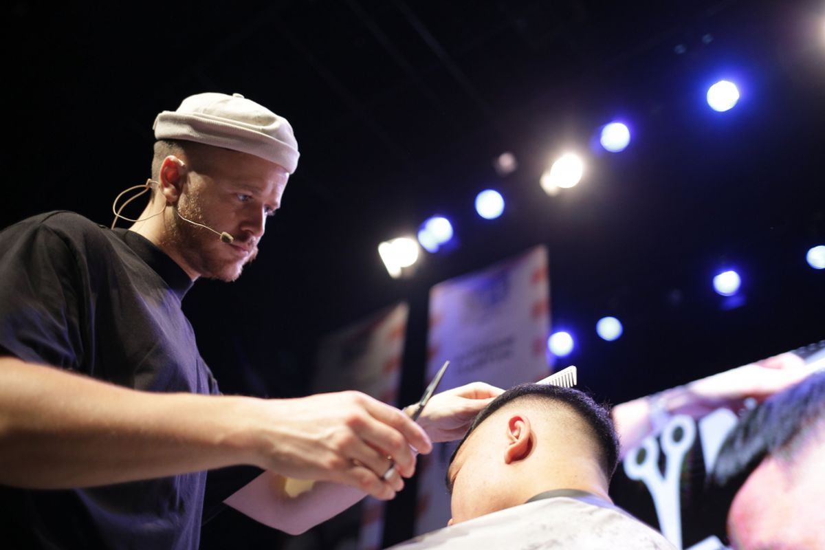 Josh Lamonaca, International Guest Star BarberLyfe Indonesia Vol.2, Memperagakan potongan rambut Blunt Fringe sebagai salah satu hair style trend 2019.