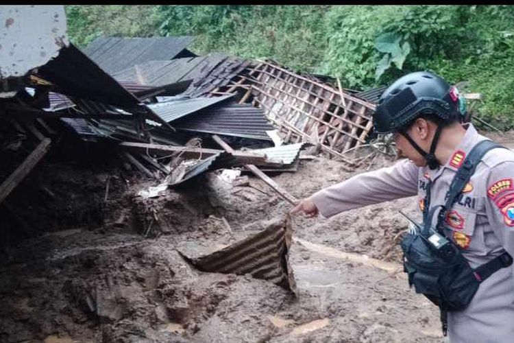 Hujan deras di Kabupaten Jember menyebabkan longsor menimpa rumah warga pada Senin (7/11/2012) 