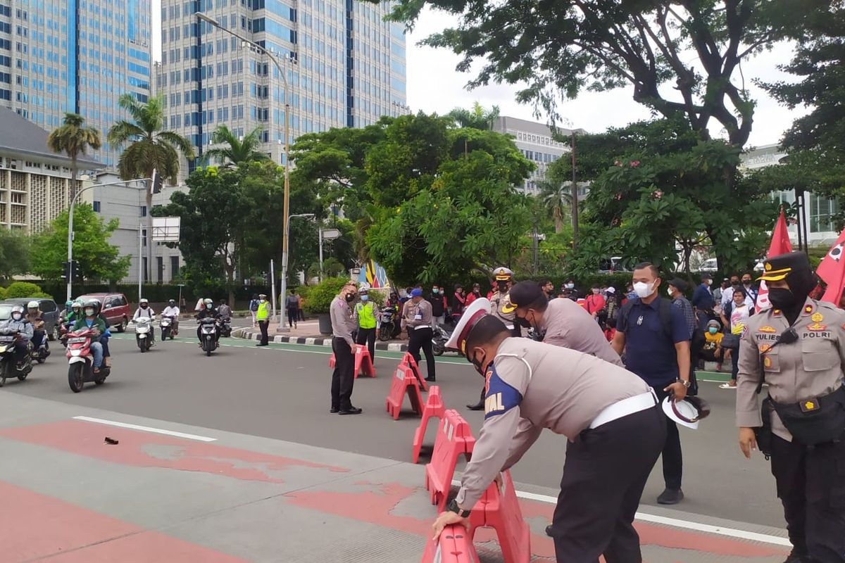 Pengalihan lalu lintas dilakukan di sekitar kawasan Monumen Patung Kuda, Jakarta Pusat, pada Senin (29/11/2021) sore. 
