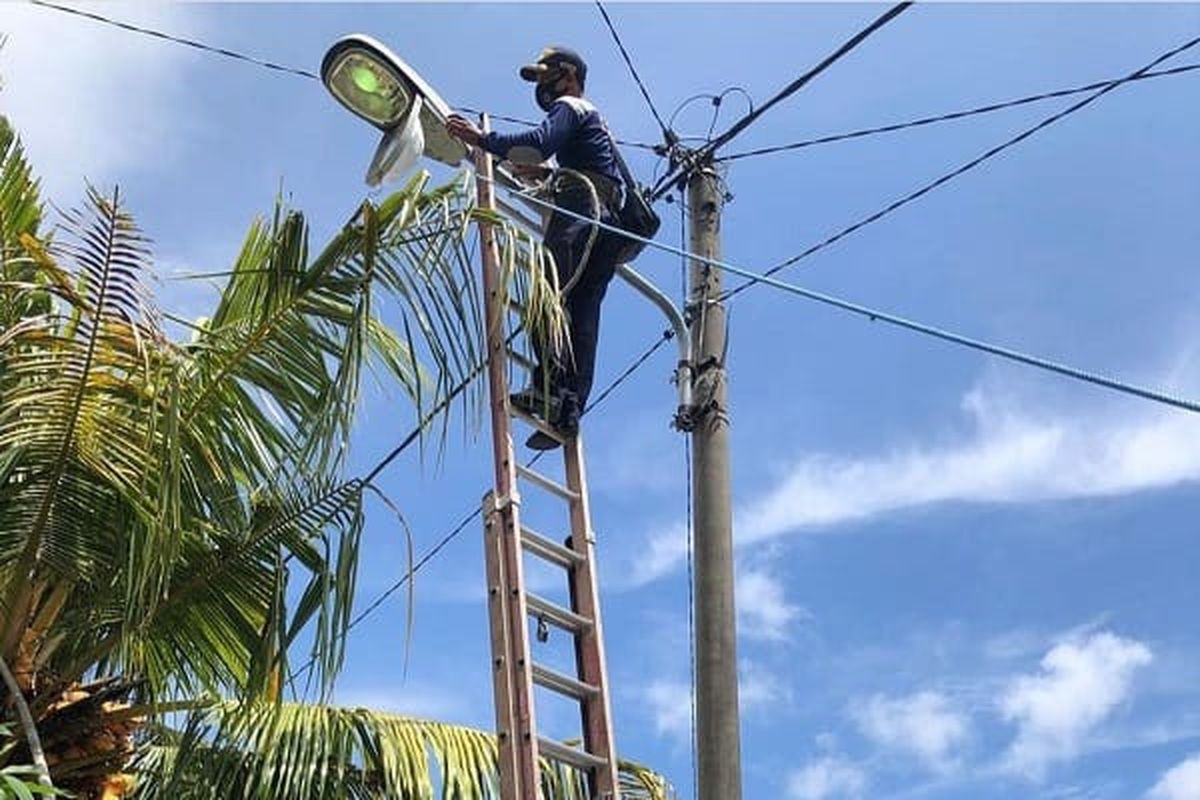Petugas Dishub kota Denpasar sedang mengecek LPJU di salah satu titik di wilayah kota Denpasar./ Humas Pemkot Denpasar