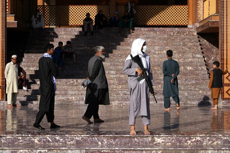 Seorang pejuang Taliban berjaga di sebuah masjid pada hari pertama Idul Fitri di Kabul, Afghanistan, Minggu, 1 Mei 2022. Sholat Idul Fitri menandai berakhirnya bulan suci Ramadhan di Afghanistan. 