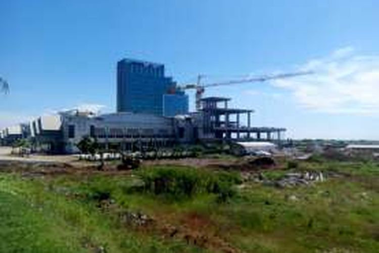 Lahan reklamasi milik Pemerintah Provinsi (Pemprov Sulsel),  Celebes Convention Center (CCC) kini diserobot dan dibanguni hotel berbintang yang diduga milik Gubernur Sulsel,  Syahrul Yasin Limpo. 