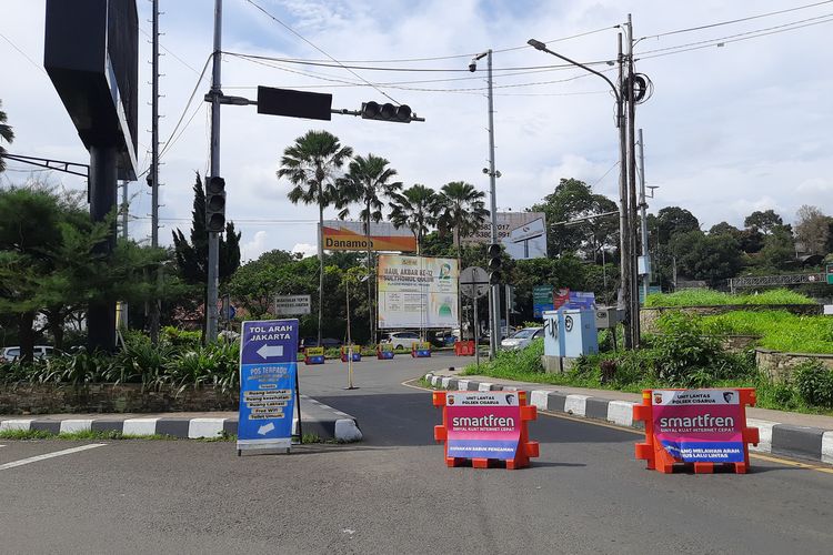 Situasi arus lalu lintas di jalur wisata Puncak Bogor, Jawa Barat, saat diberlakukan one way ke arah Jakarta, Senin (12/5/2025).
