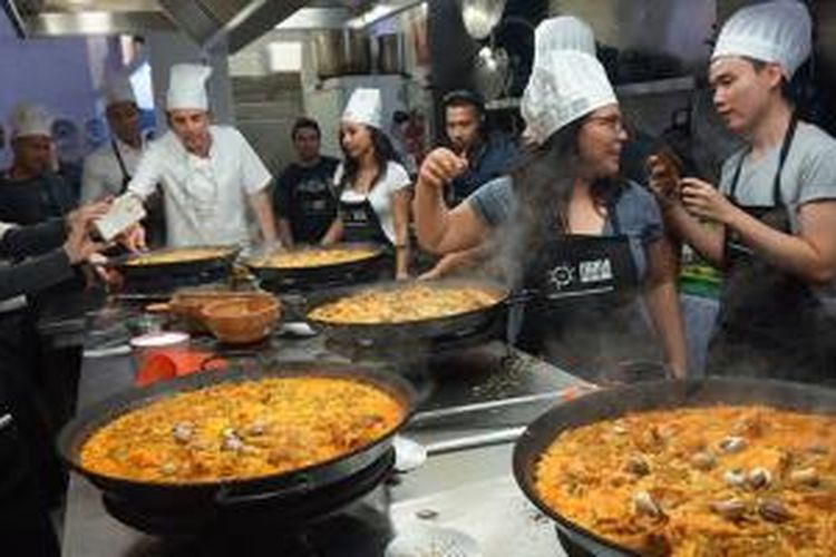 Rombongan media Indonesia dan Malaysia peserta famtrip mengikuti Valencian Paella Masterclass di Escuela de Arroces y Paella Valenciana, Valencia, Spanyol, Rabu (11/11/2015).