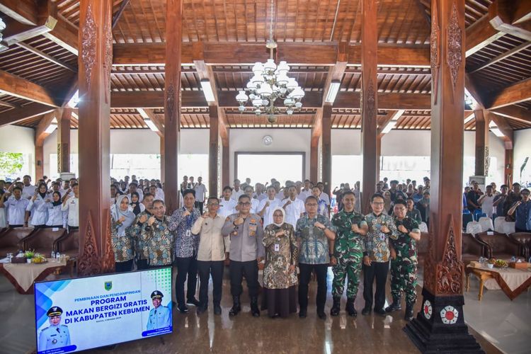Bupati Kebumen Lilis Nuryani dalam kegiatan Pembinaan dan Pendampingan Program MBG di Pendopo Kabumian, Kamis (2/10/2025).