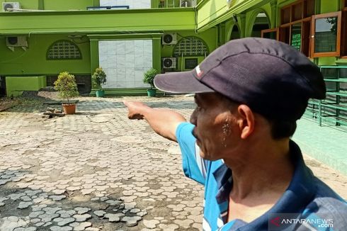 Bungkusan Cairan Berasap Ditemukan di Dekat Masjid di Ciracas