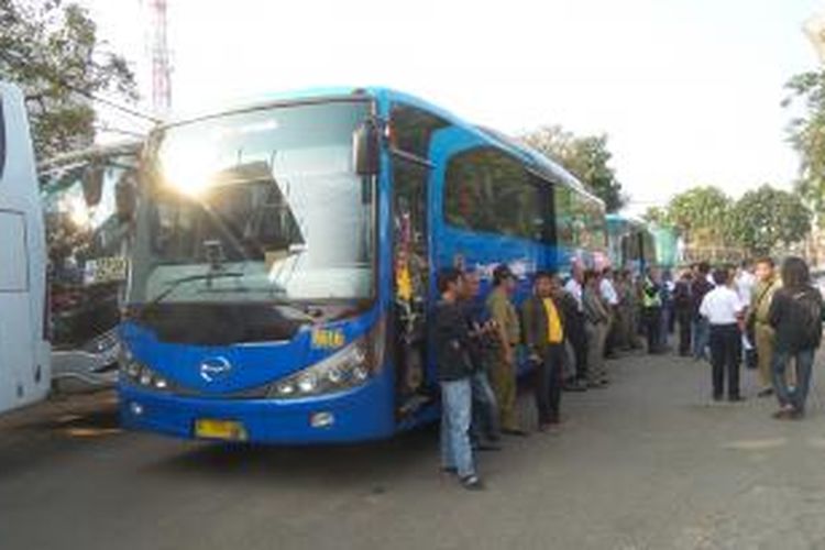 Bus transjabodetabek Depok-Grogol saat acara peresmian di Terminal Depok, Senin (7/9/2015)
