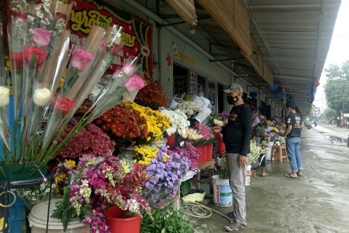 Pedagang bunga yang ada di Jalan Pondok Pucung, Pondok Jaya, Pondok Aren, Tangerang Selatan, mengalami kenaikan omset penjualan jelang perayaan hari valentine, Minggu (14/2/2021).