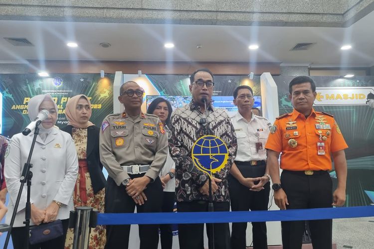 Menteri Perhubungan Budi Karya Sumadi setelah membuka Posko Nasional Angkutan Natal 2023 dan Tahun Baru 2024 (Nataru) di Gedung Kemenhub, Jakarta, Selasa (19/12/2023).