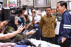 Presiden Jokowi Pakaikan Celemek pada Pedagang Pasar Boyolali