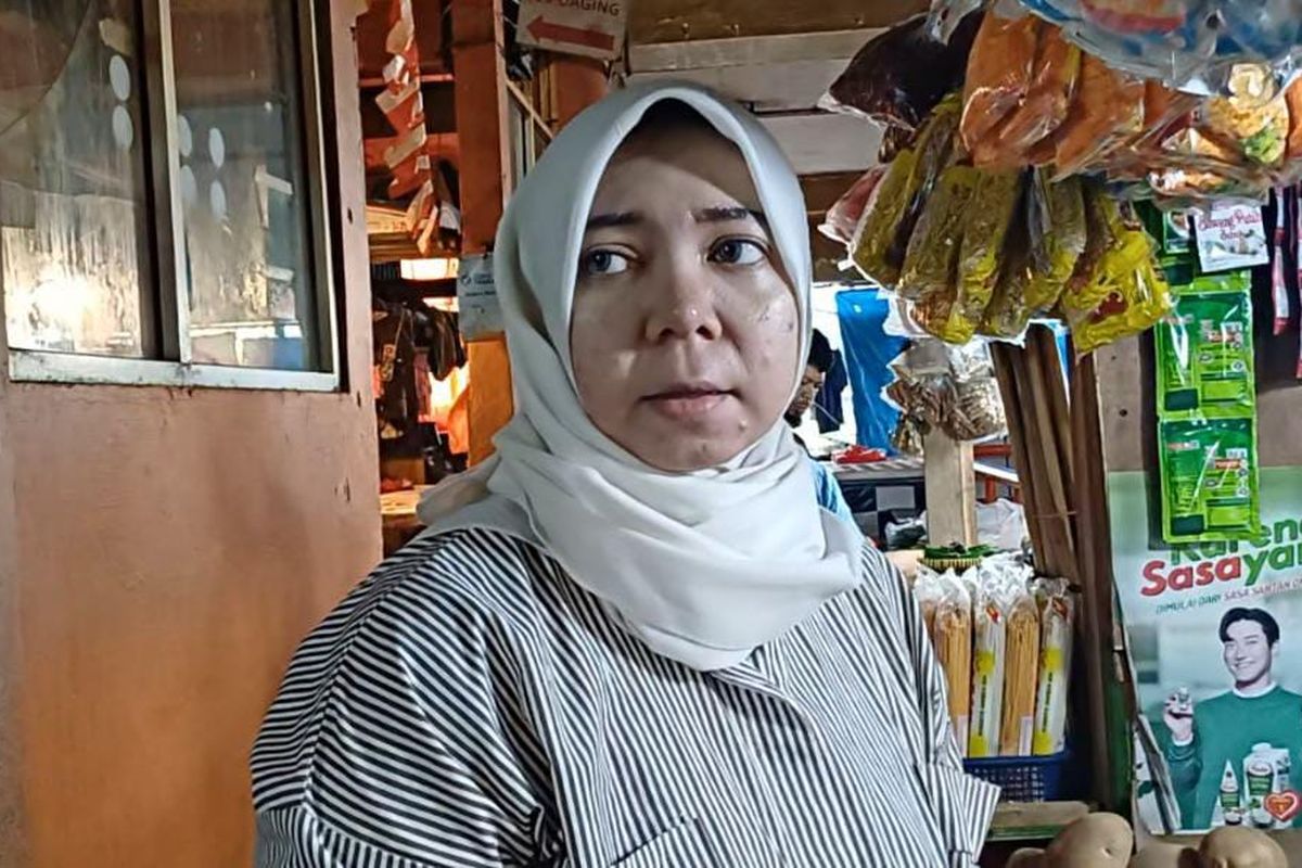 Lely (54), pedagang bahan pangan di Pasar Tomang Barat, Jakarta Barat 