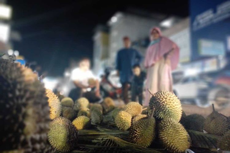 Pedagang durian Jalan Perdagangan, Kota Lhokseumawe, Provinsi Aceh, Sabtu (16/7/2022) malam.