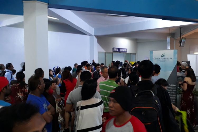 Sejumlah tumpukan penumpang dipintu kedatangan Pelabuhan Ferry Internasional Batam Centre. Penumpukan ini karena sebagian penumpang ada yang terpisah akibat panjangnya antrian di pintu kesatangan pelabuhan tersebut.