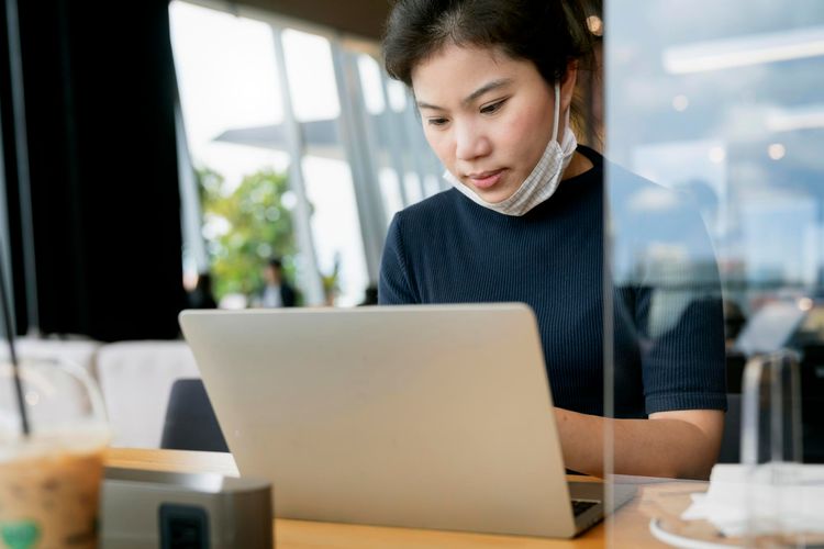 Survei menunjukkan Gen Z paling khawatir dampak AI dan otomatisasi di tempat kerja, sedangkan Baby Boomer lebih percaya diri hadapi perubahan.