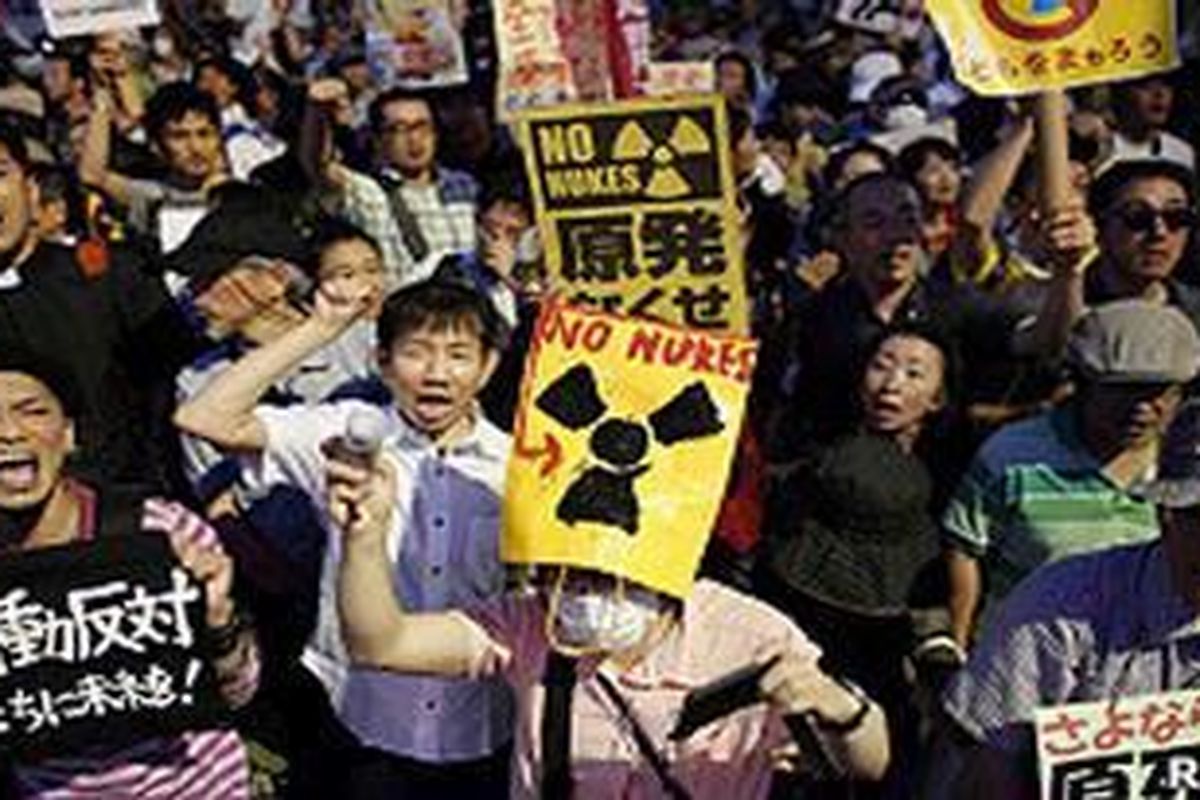 Sebagian pemrotes bermalam di luar kediaman Perdana Menteri Jepang.