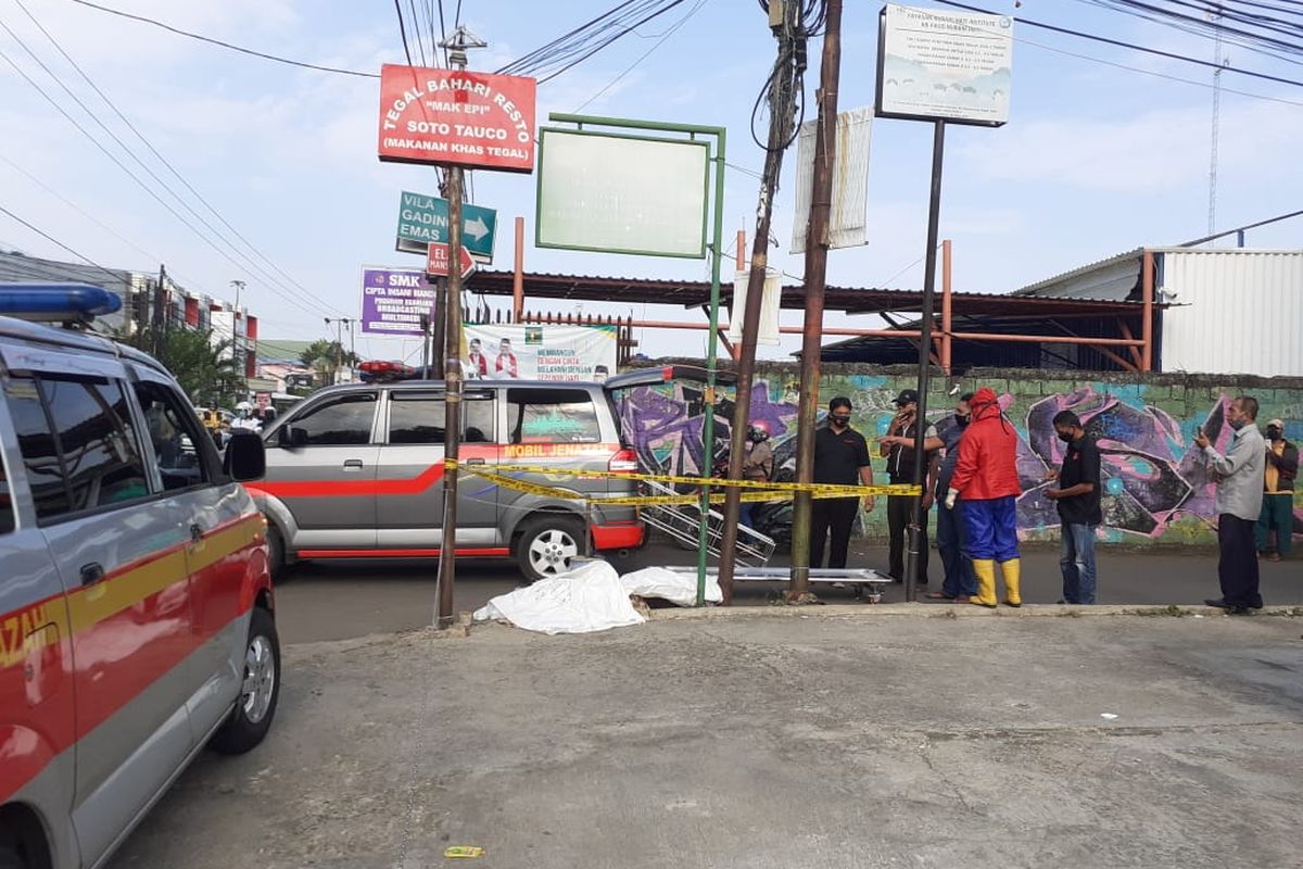 Lokasi kejadian tempat ditemukannya sesosok jenazah di tepi Jalan Raya Sawangan, Pancoran Mas, Depok, Jawa Barat, Selasa (29/9/2020) pagi.