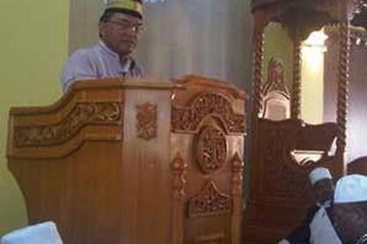 Konjen RI di Capetown, Andradjati saat berceramah di Masjid Nurul Latief di Macassar, Afrika Selatan, Jumat (10/4).