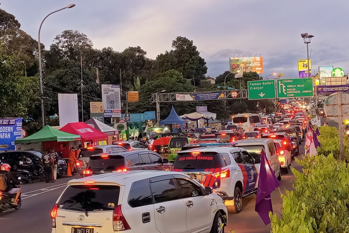 Situasi arus lalu lintas di Jalur Puncak Bogor, Jawa Barat, Jumat (29/4/2022) petang
