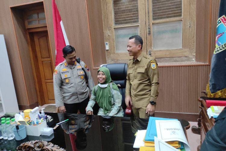 Momen Pendemo Duduki Kursi Bupati Kudus, Apa yang Terjadi?