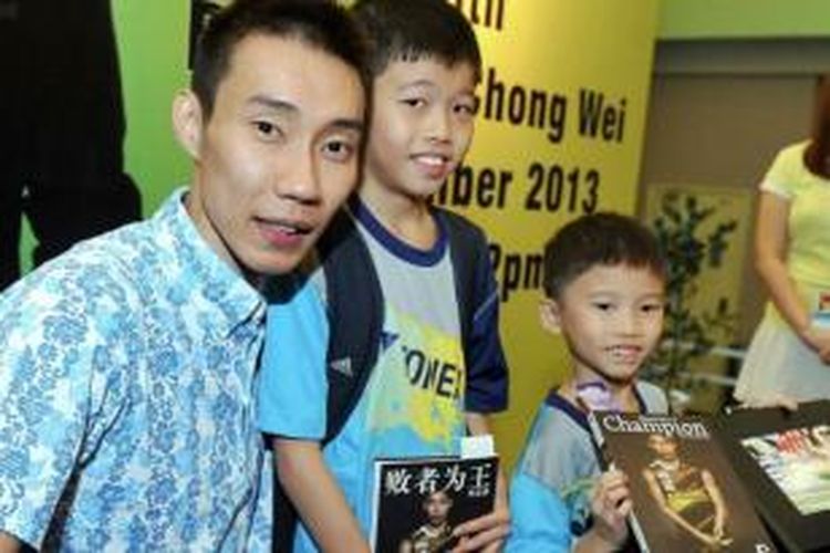 Pebulu tangkis Malaysia, Lee Chong Wei (kiri) berfoto bersama fansnya pada sesi pemberian tanda tangan Malaysia Sports & Health Fair 2013.