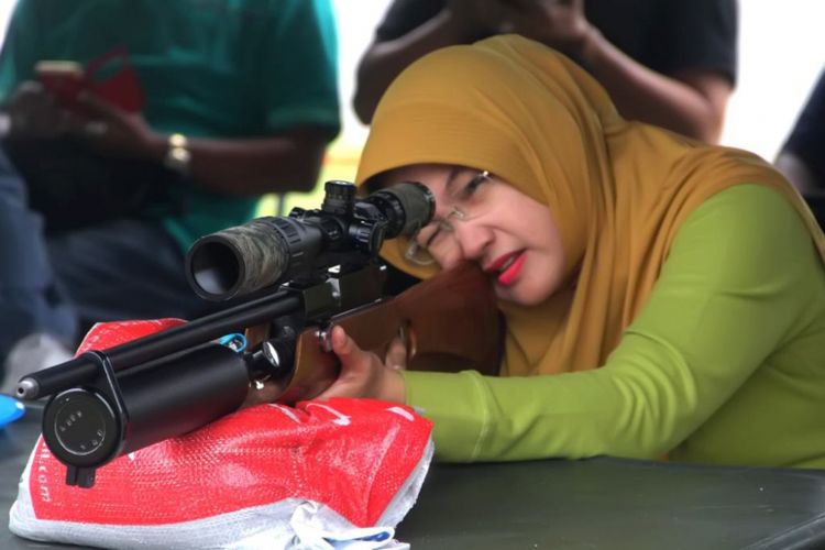 Salah seorang istri prajurit TNI menembak di Lapangan Jenderal Sudirman, Lhokseumawe, Minggu (13/8/2017)